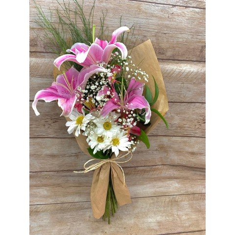 Buquê de Lírios Rosa no papel Kraft